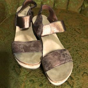 Pierre Dumas dusty brown metallic wedge